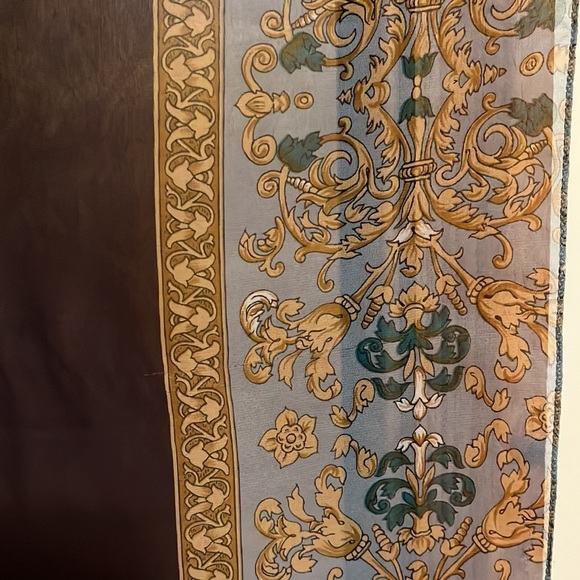 Beautiful silk shawl. Rich dark blue with light blue and gold ornament. 40 x 40. - Picture 5 of 5